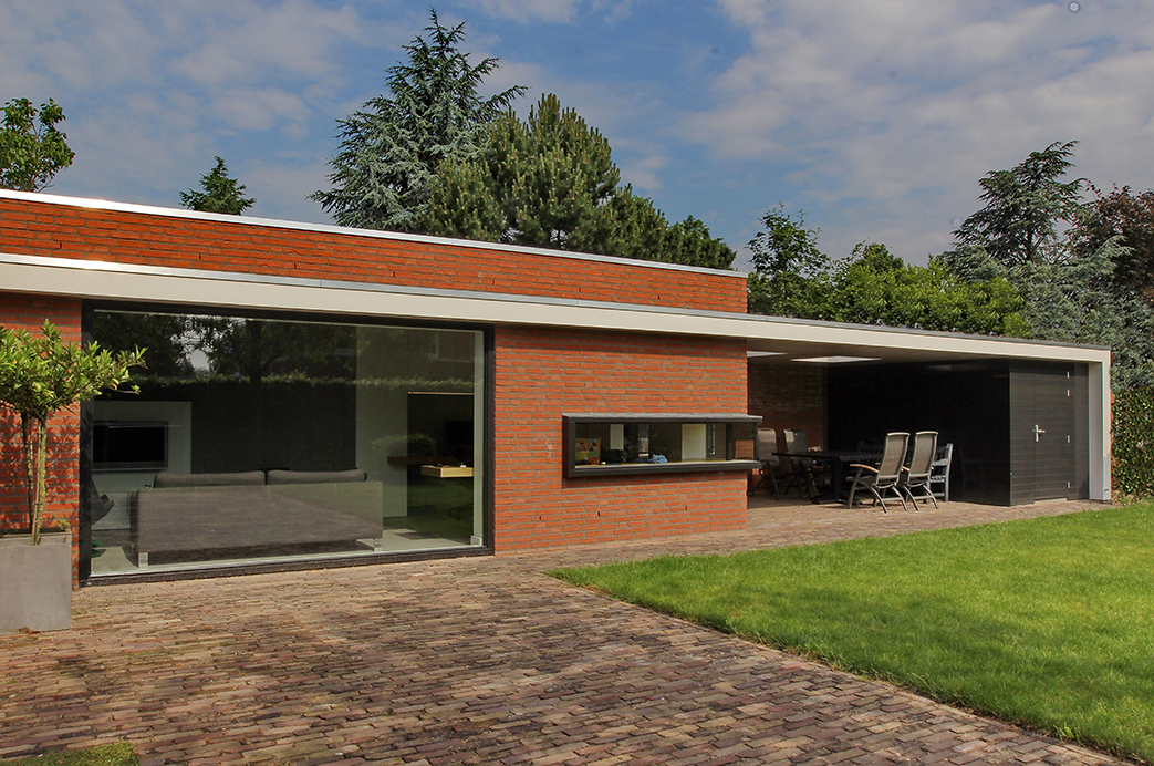 Aanbouw in Prinsenbeek met tuinkamer en overdekt deel door Leonardus Interieur-architect
