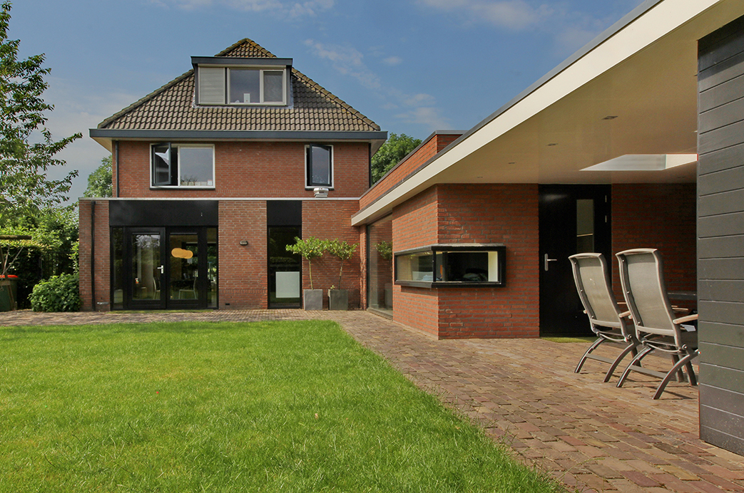 Strakke aanbouw in Prinsenbeek met tuinkamer en overdekt deel door Leonardus Interieur-architect