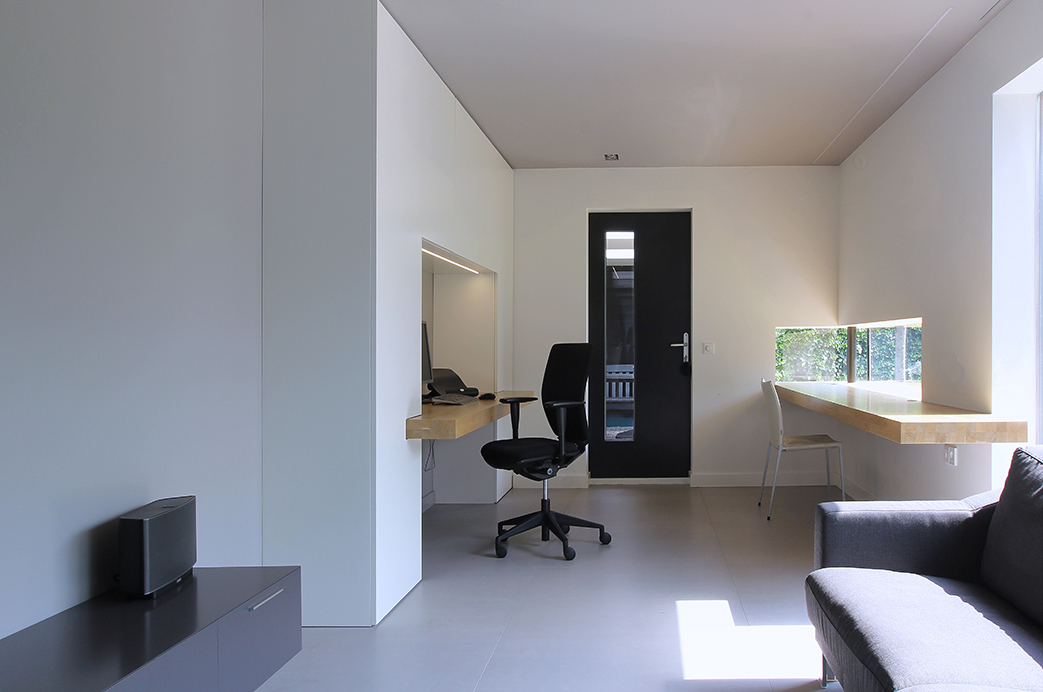 Aanbouw in Prinsenbeek met werk/tv-kamer en overdekt deel door Leonardus Interieur-architect