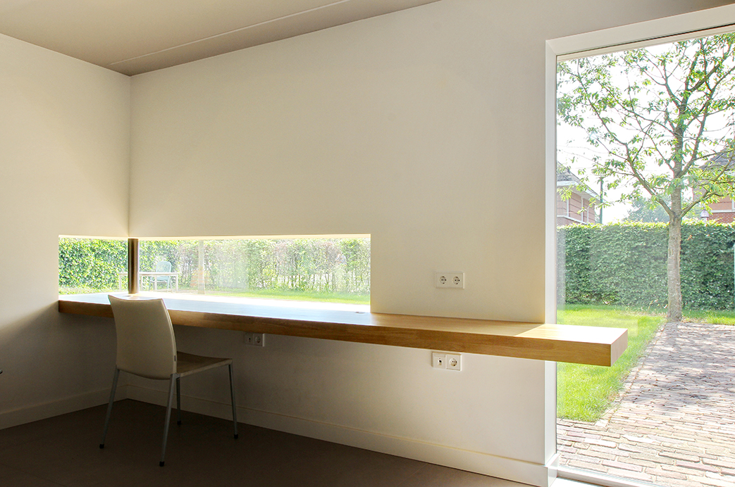 Werkkamer in aanbouw Prinsenbeek met uitzicht op de tuin door Leonardus Interieurarchitect