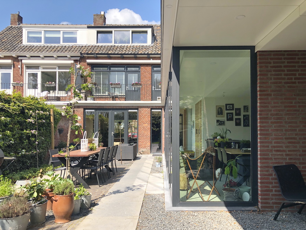Een aanbouw met tuinkamer en keuken ontworpen door Leonardus Interieurarchitect en Paul de Bruijn planadvies en ontwerp.