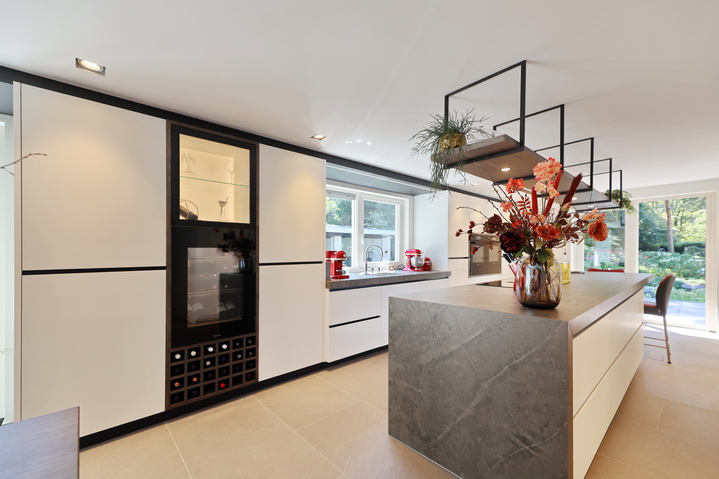 Keuken met kookeiland en wijnkoelkast in villa Hoogerheide door Leonardus interieurarchitect en Paul de Bruijn - Planadvies